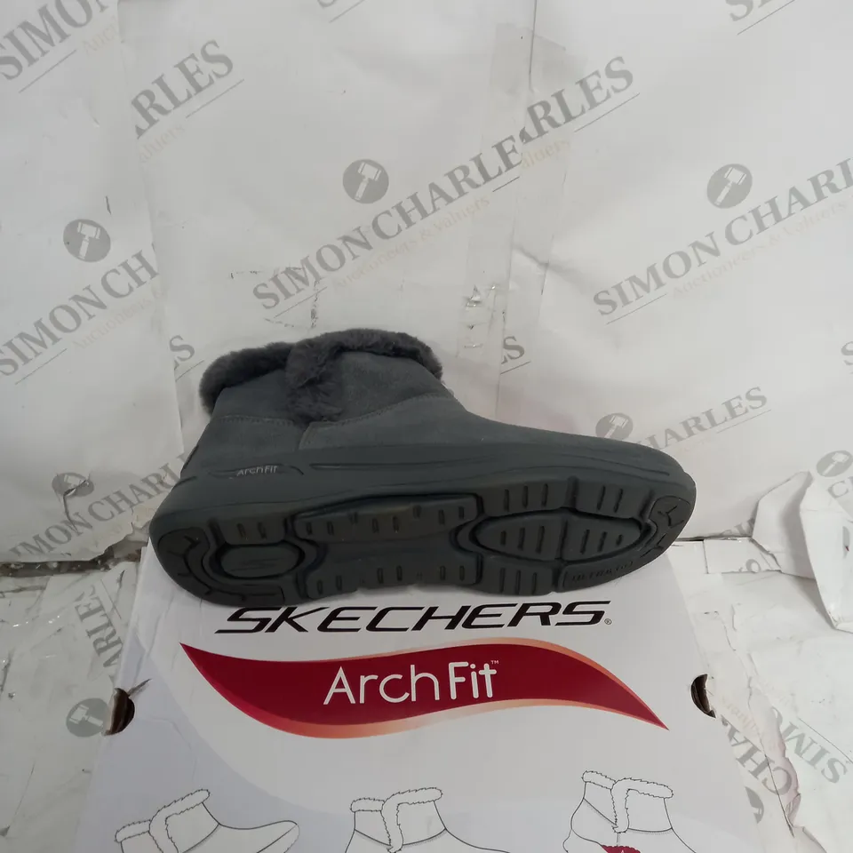 BOXED SKECHERS GO WALK ARCH FIT SUEDE CHUGGA BOOTS, CHARCOAL - SIZE 6