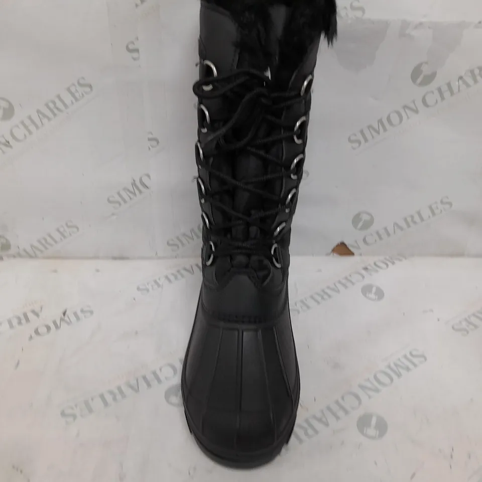PAIR OF POLAR BOOTS WOMENS NYLON WATERPROOF BOOTS IN BLACK - SIZE 40