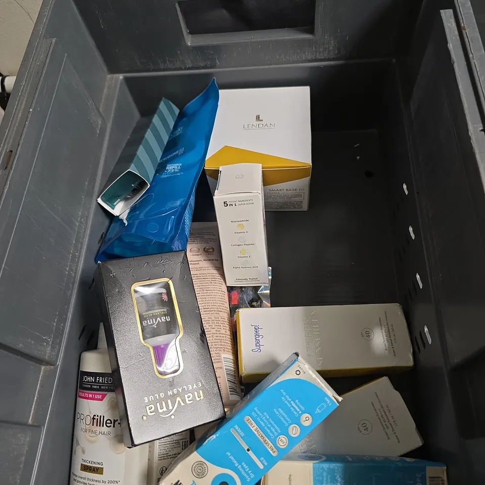 APPROXIMATEY 20 ASSORTED HEALTH AND BEAUTY PRODUCTS TO INCLUDE - SOAP & GLORY BODY WASH - DR SQUATCH SOAP BAR AND TED BAKER FOOT CREAM