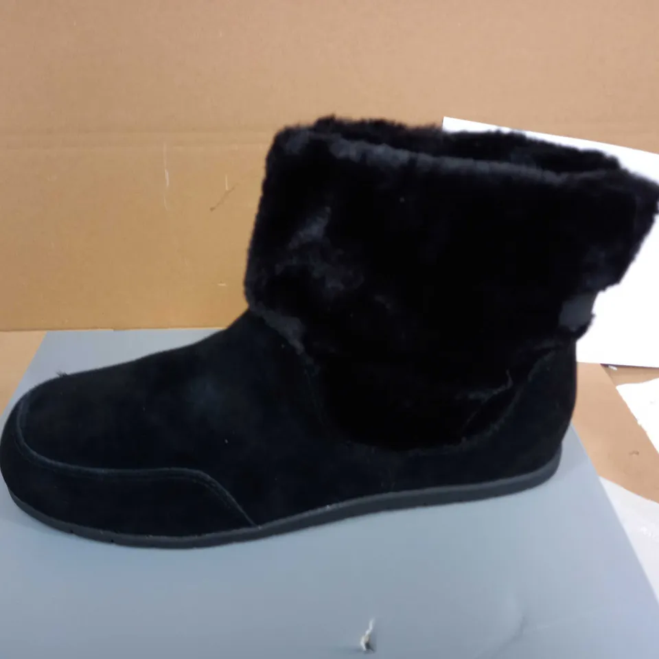 VIONIC MAIZIE SLIPPER BOOTS - BLACK - SIZE 8
