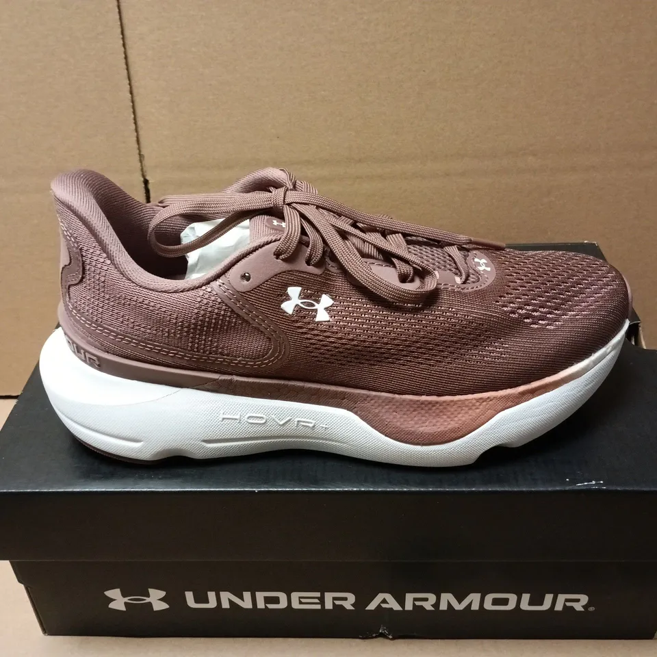 BOXED PAIR OF UNDER ARMOUR WOMENS INFINITE PRO 2 TRAINERS IN BROWN - UK 4.5
