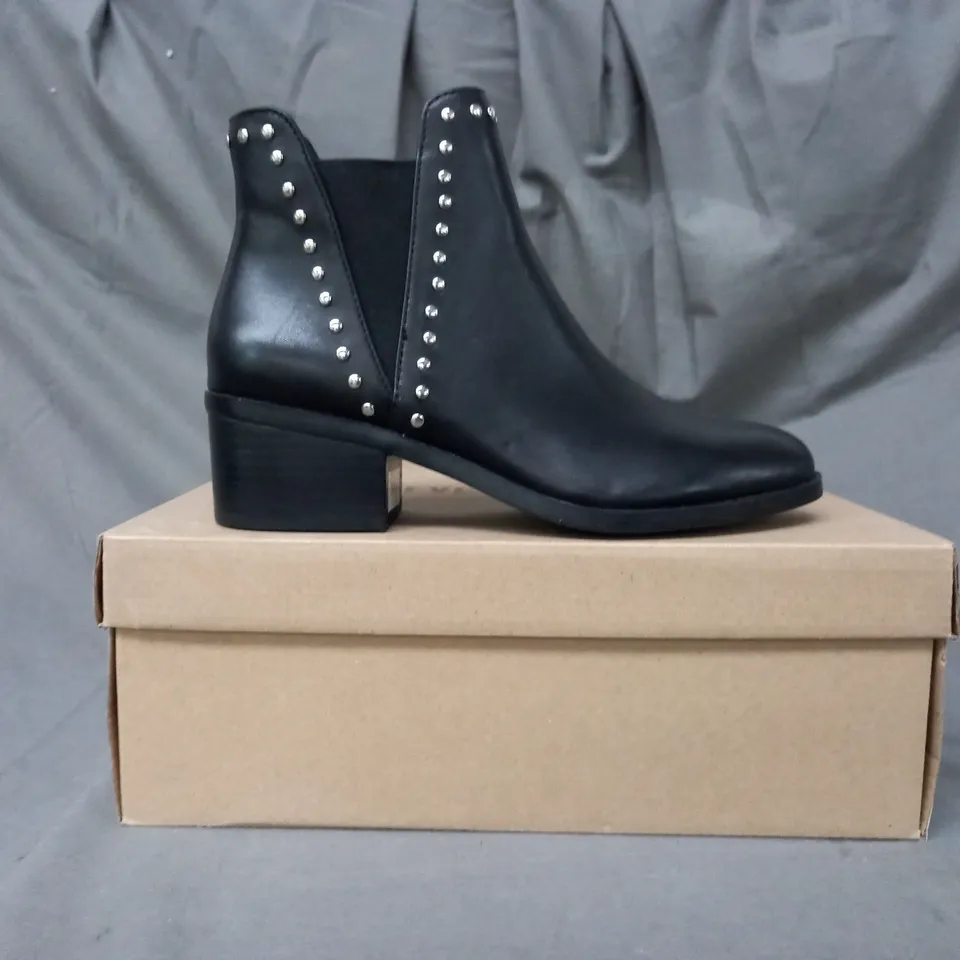 BOXED PAIR OF STEVE MADDEN CADE LEATHER ANKLE BOOTS IN BLACK UK SIZE 3