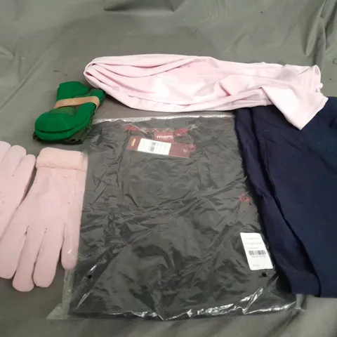 APPROXIMATELY 25 ASSORTED CLOTHING ITEMS IN VARIOUS SIZES TO INCLUDE - GLOVES , SOCKS , T-SHIRT ETC