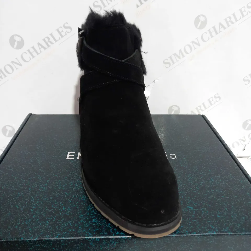 BOXED PAIR OF EMU AUSTRALIA FAUX SUEDE BOOTS IN BLACK - UK 7