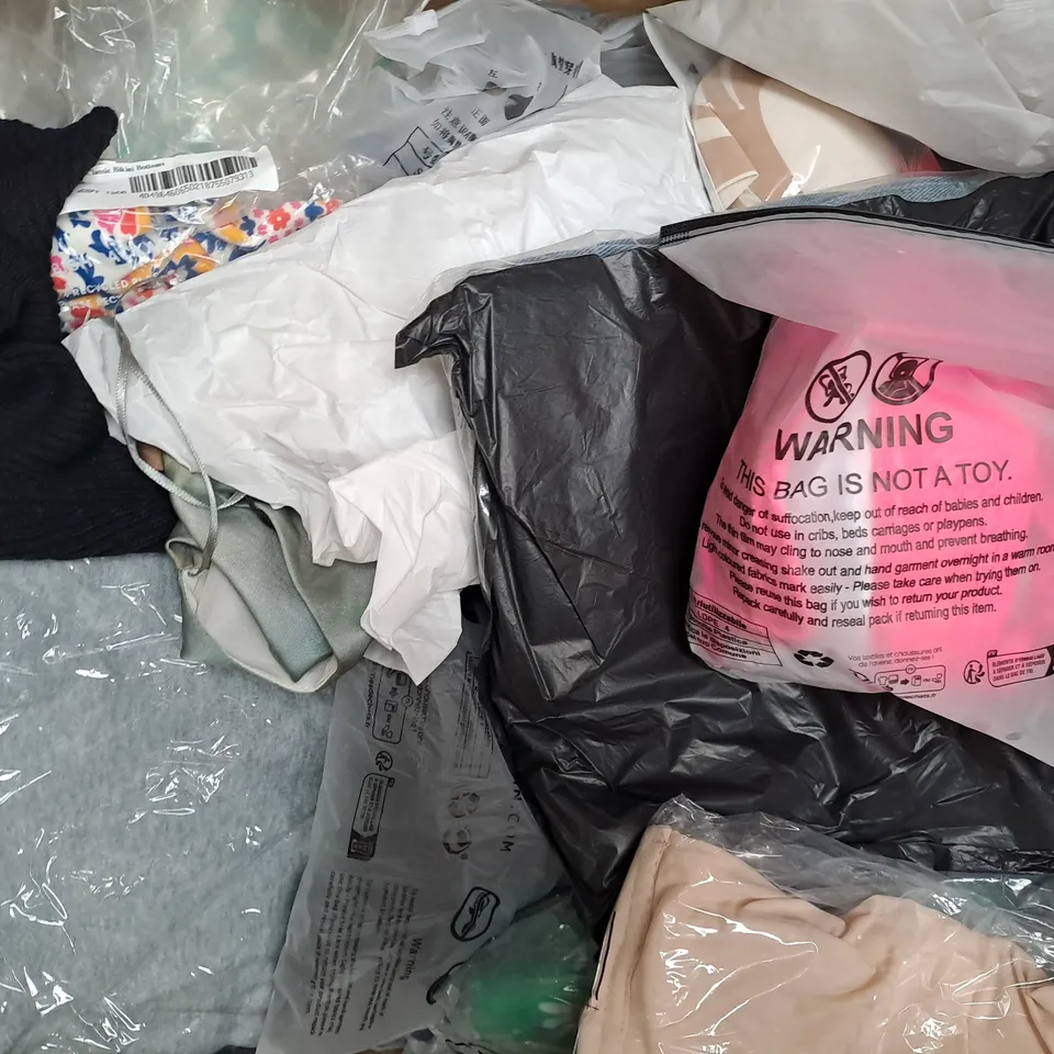 BOX OF APPROXIMATELY 20 ASSORTED CLOTHING AND FASHION ITEMS IN VARIOUS STYLES AND SIZES TO INCLUDE SHEIN, MARIA & GABRIELE, AUMORA, ETC