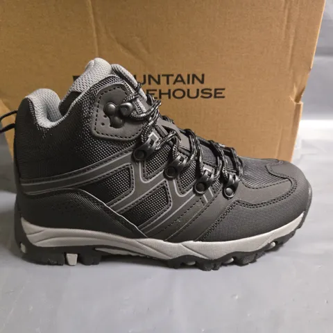 BOXED MOUNTAIN WAREHOUSE OSCAR KIDS WALKING BOOTS - UK 3