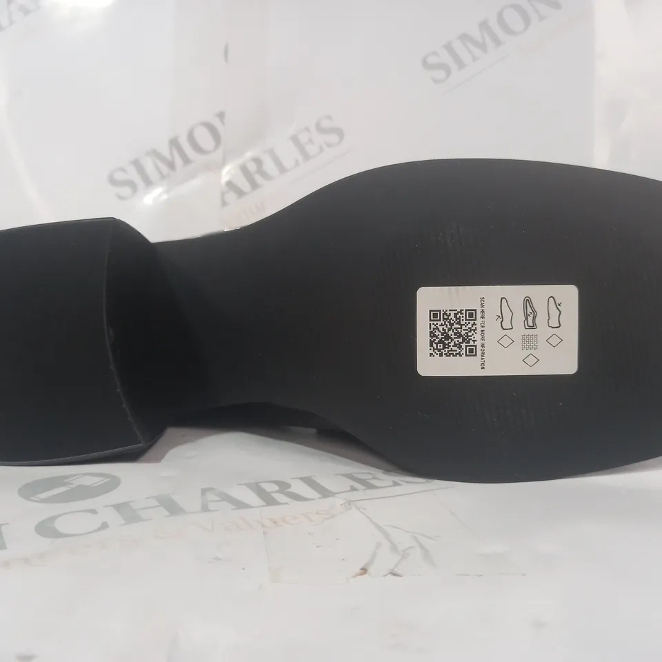 BOXED PAIR OF DESIGNER BLOCK HEEL SLIP-ON SHOES IN GLOSSY BLACK SIZE 4