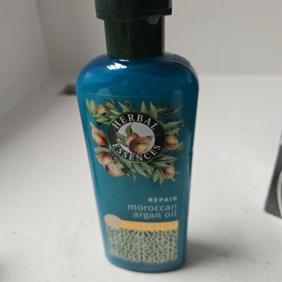 APPROXIMATELY 20 ASSORTED COSMETIC ITEMS INCLUDING BLACK HAIR DYE , HERBAL ESSENCES SHAMPOO AMD ELF REFRESHING ALOE WATER 