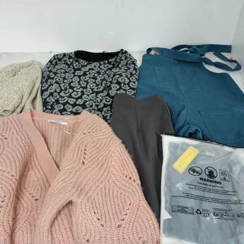 LOT OF APPROXIMATELY 35 ASSORTED CLOTHING ITEMS TO INCLUDE GEORGE, LUCY & YAK AND ROMAN