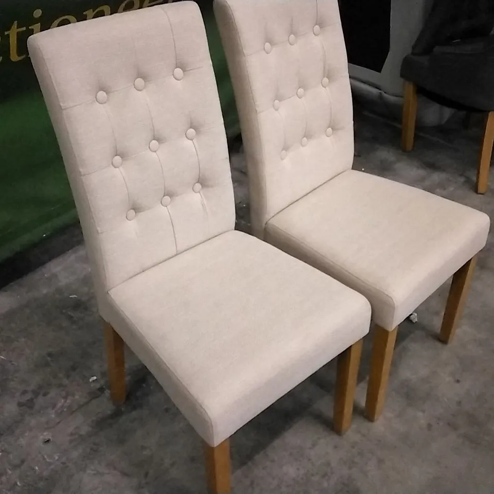 SET OF 2 BEIGE FABRIC BUTTONBACK DINING CHAIRS WITH WOODEN LEGS