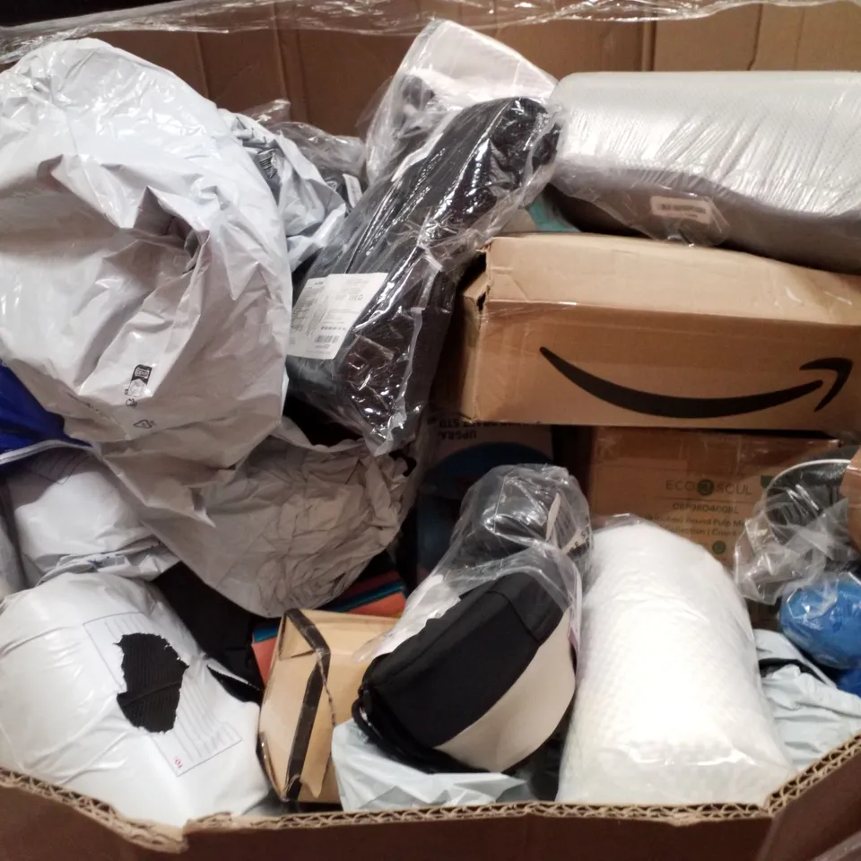 PALLET CONTAINING ASSORTED PILLOWS & CUSHIONS
