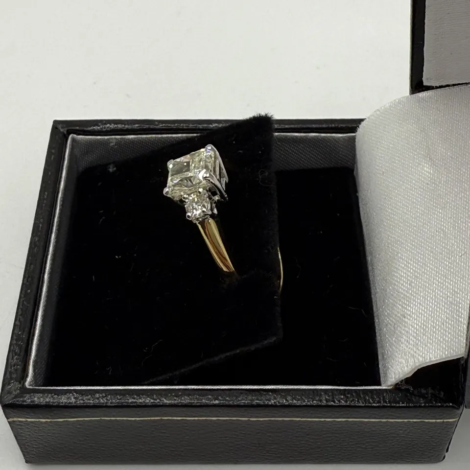 18CT GOLD RING SET WITH A NATURAL RADIANT CUT DIAMOND WITH A NATURAL DIAMOND TO EACH SHOULDER, WEIGHT +1.45CT
