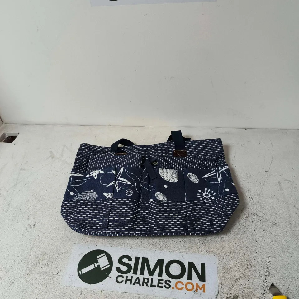 BOX OF APPROXIMATELY 14 ASSORTED ITEMS TO INCLUDE: BLUE BEACH BAG 