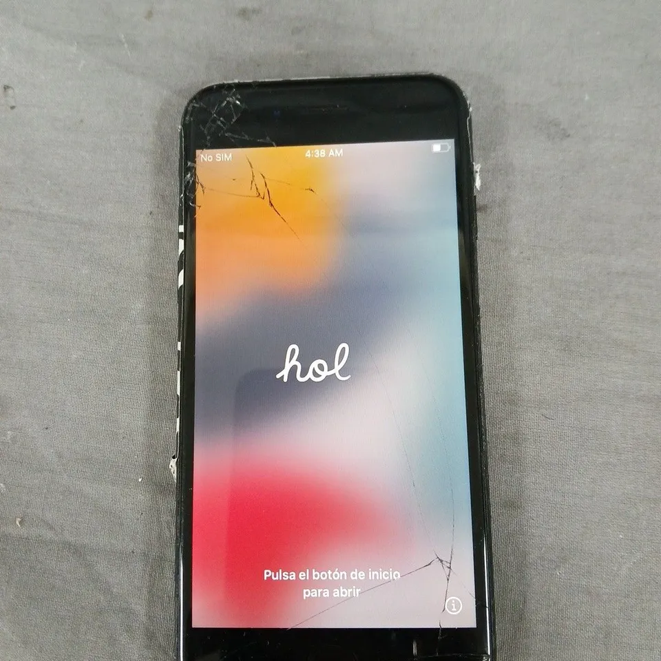 APPLE IPHONE 7 UNLOCKED – BLACK, 32GB. CRACKED SCREEN