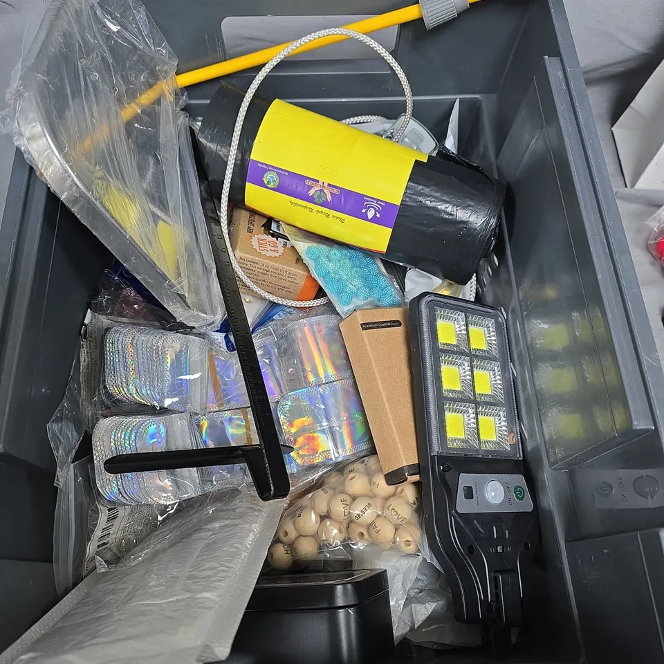 BOX OF ASSORTED ITEMS TO INCLUDE - LIGHTS - SHOW TINS- TABLET CASE 