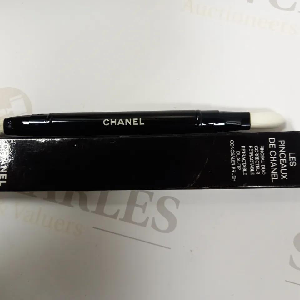 CHANEL LES PINCEAUX DE CHANEL RETRACTABLE DUAL-ENDED EYESHADOW BRUSH