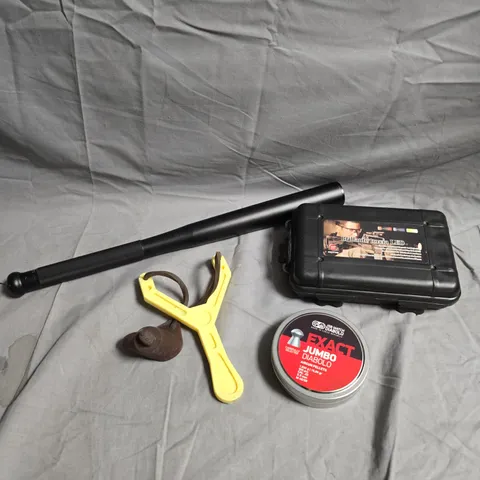 APPROXIMATELY 15 ASSORTED SPORTING ACCESSORIES TO INCLUDE CATAPULTS, LED TORCH, PELLETS ETC