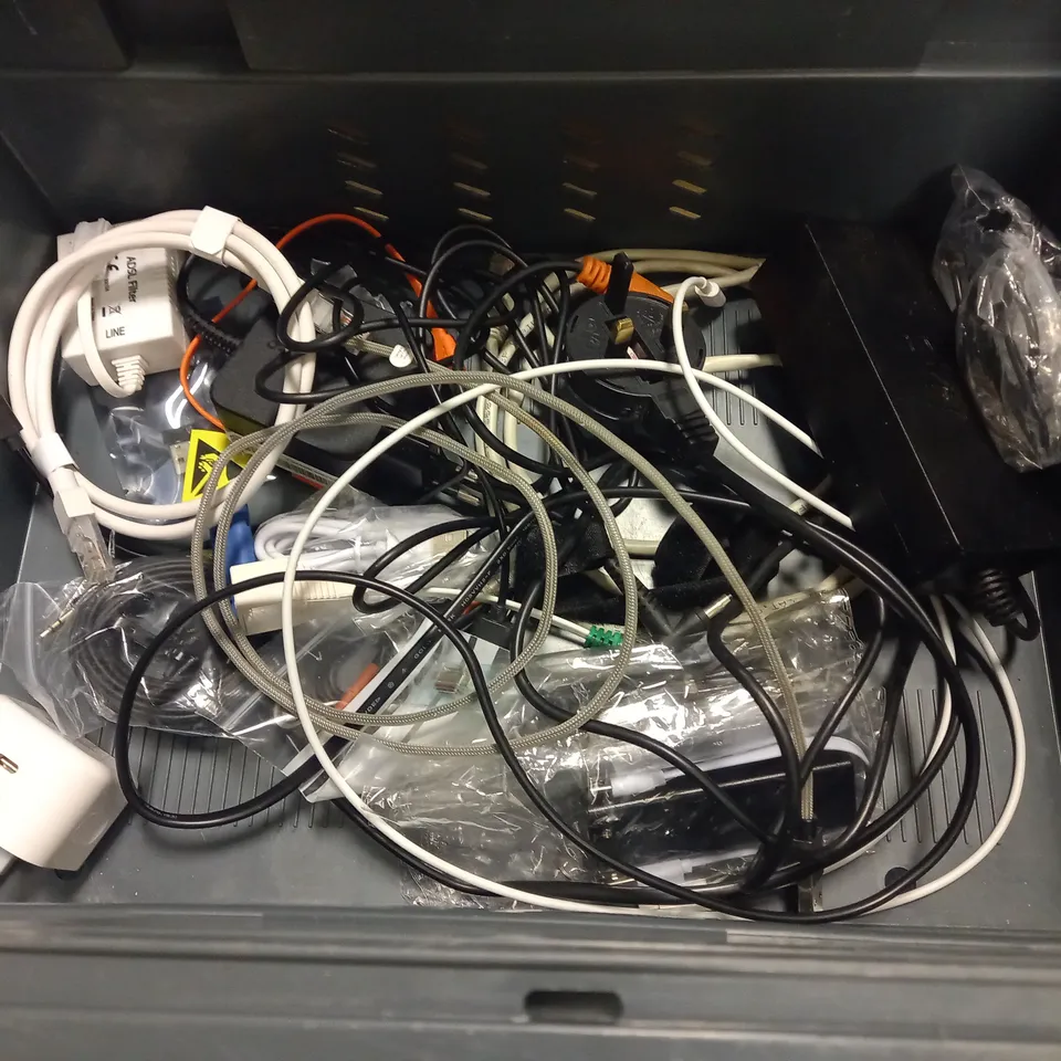 LOT OF ASSORTED TECH ITEMS TO INCLUDE DATA LOGGING STICK, EERO PRO 6 AND VARIOUS CABLES