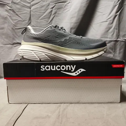 BOXED PAIR OF SAUCONY GUIDE 18 SHOES IN CARBON/ICEBERG SIZE UK 8
