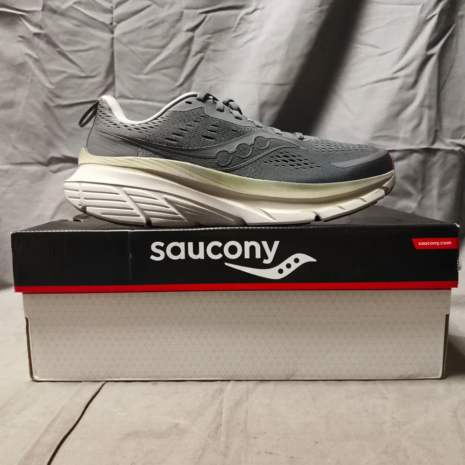 BOXED PAIR OF SAUCONY GUIDE 18 SHOES IN CARBON/ICEBERG SIZE UK 8