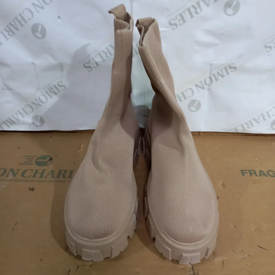WOMENS KHAKI STYLED BOOTS SIZE 38