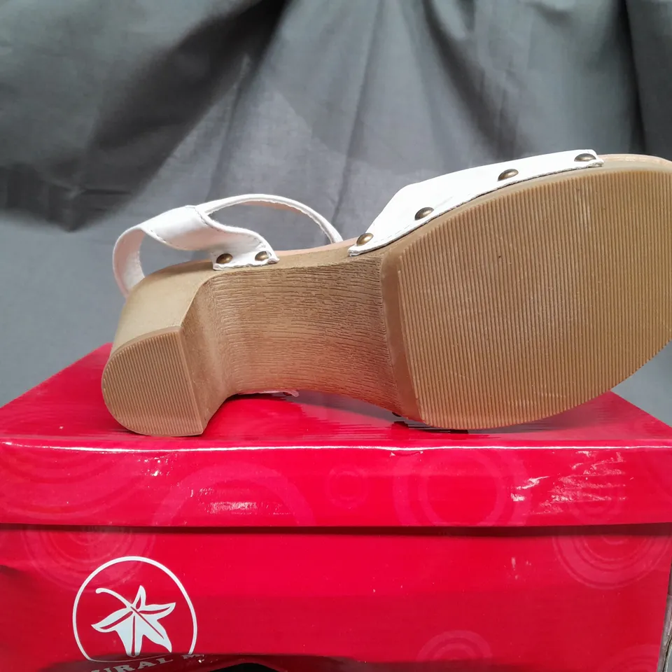 BOX OF APPROX 10 NATURAL MODA OPEN TOE HEELS IN BLANCO WITH VARIOUS SIZE