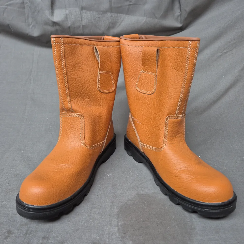 BOXED PAIR OF BEESWIFT RIGGER BOOTS IN TAN SIZE 10