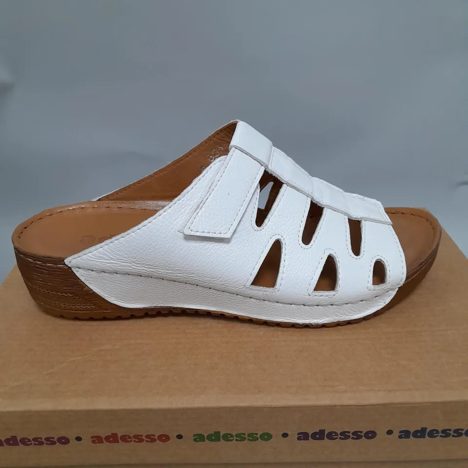 BOXED PAIR OF ADESSO FRANCES MULES IN WHITE UK SIZE 5