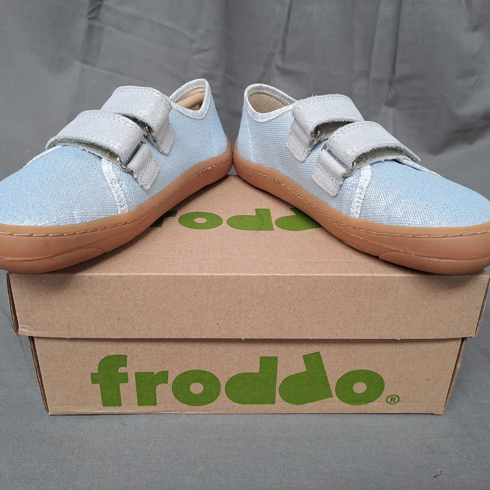 BOXED PAIR OF FRODDO BAREFOOT CANVAS KIDS SHOES IN SILVER EU SIZE 29
