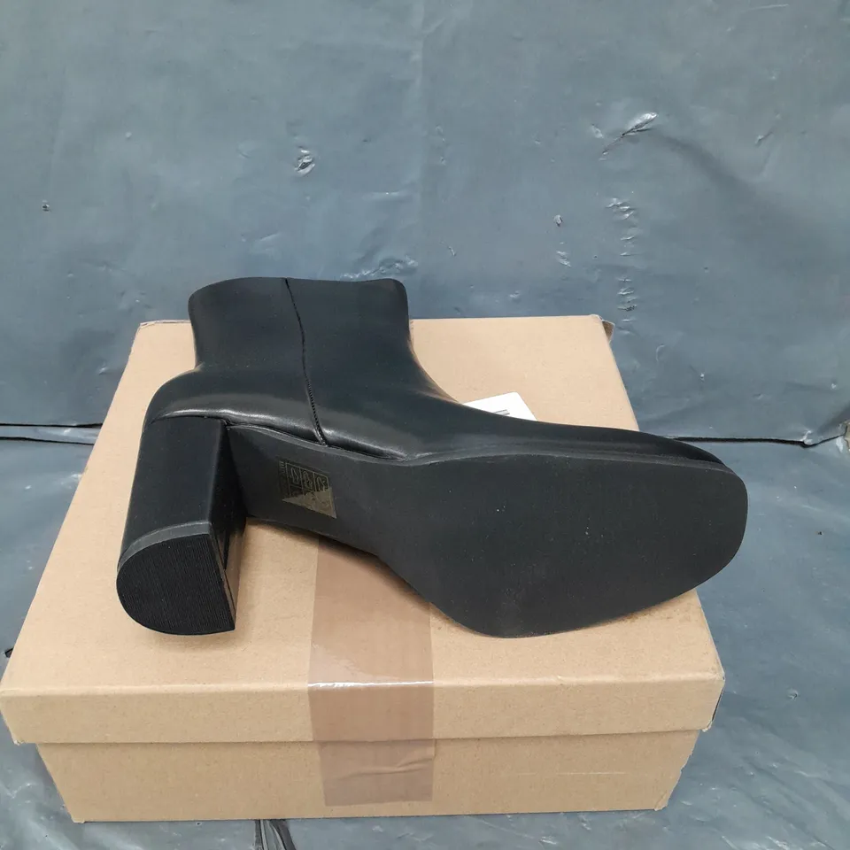 BOXED PAIR OF ELISABET TANG BOOTS IN BLACK - 5.5