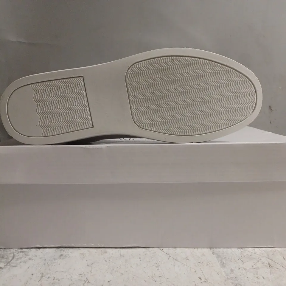 BOXED PAIR OF KURT GEIGER LACE UP SHOES IN WHITE SIZE EU 41