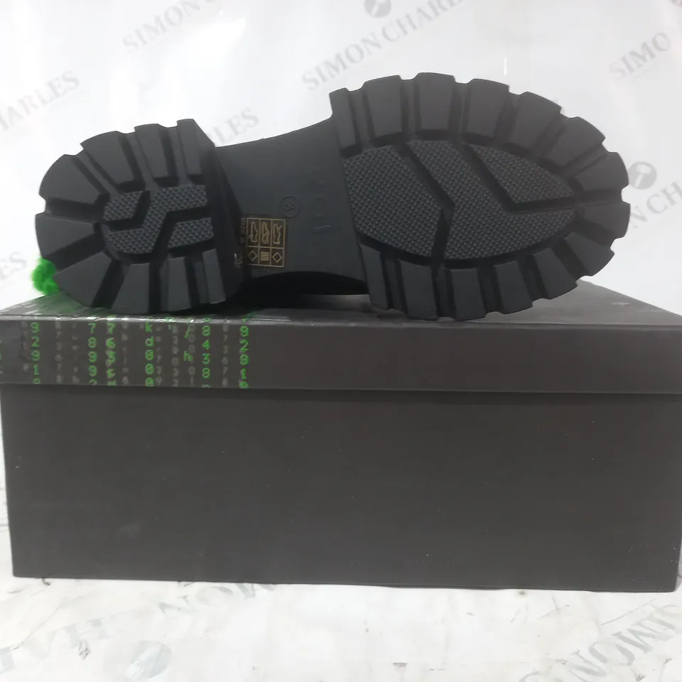 BRAND NEW BOXED PAIR OF KOI VEGAN LEATHER VITA THE INK OF FEAR HAIR BOOTS IN BLACK/GREEN UK SIZE 3
