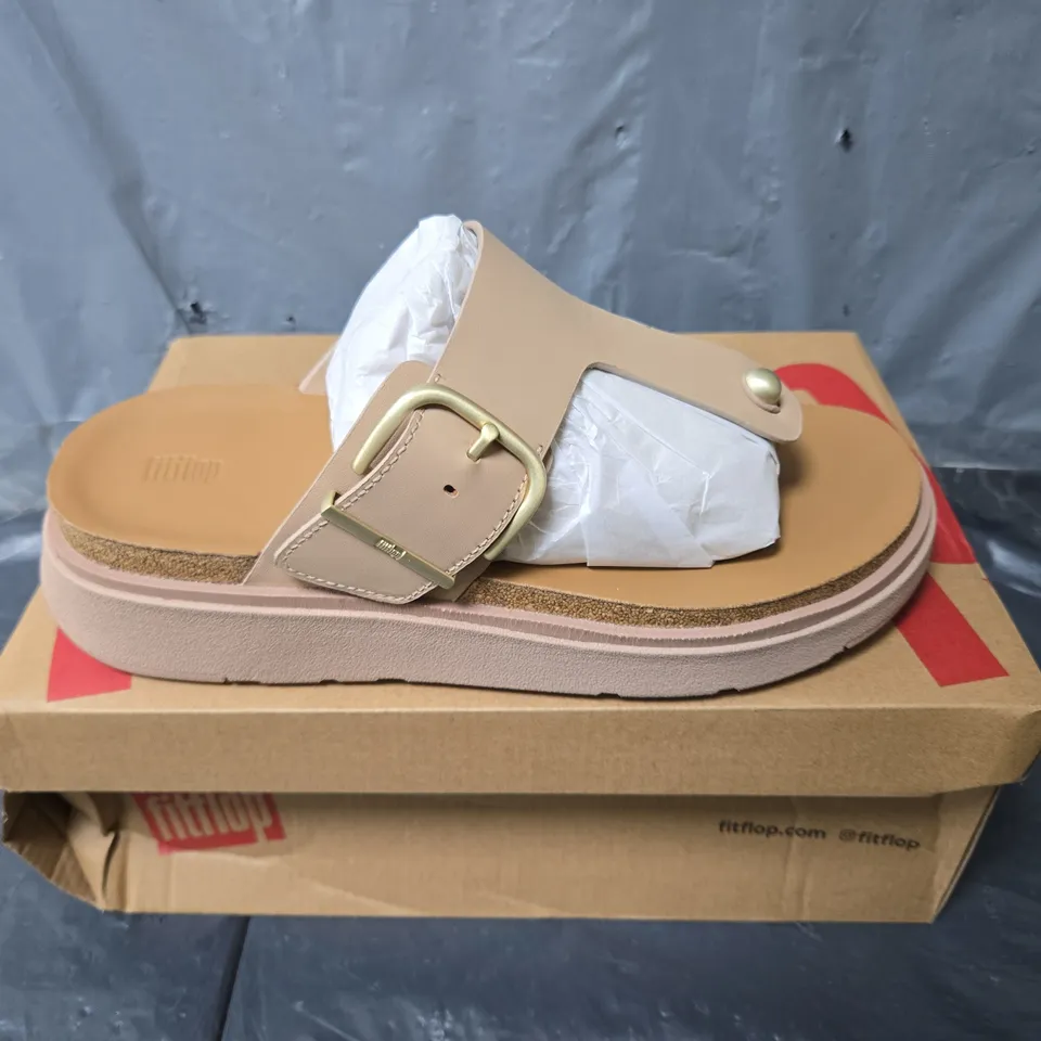 BOXED PAIR OF FITFLOP GEN-FF BUCKLE LEATHER TOE-POST SANDALS IN CLASSIC BEIGE - UK 6.5