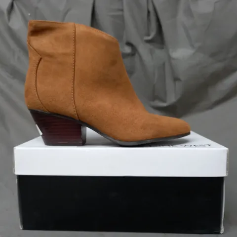 BOXED PAIR OF NINE WEST TRISTIN SUEDETTE ANKLE BOOTS IN BROWN SIZE 5