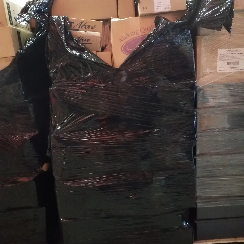 PALLET CONTAINING ASSORTED GREETINGS CARDS