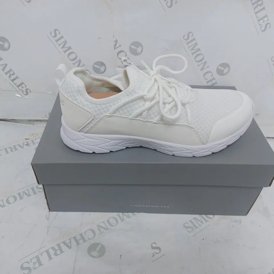 BOXED PAIR OF VIONIC TRAINERS SIZE 6