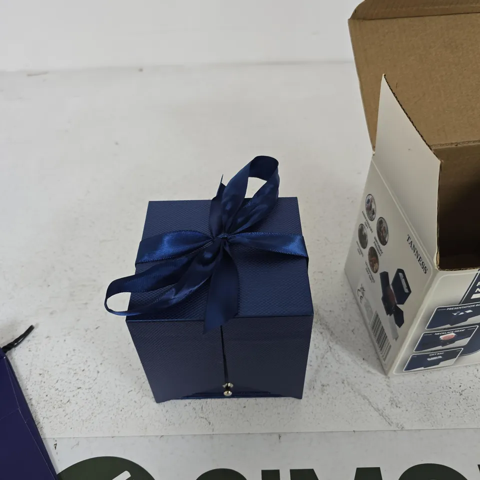 PRESERVED RED ROSE & NECKLACE GIFT SET – NAVY PRESENTATION BOX
