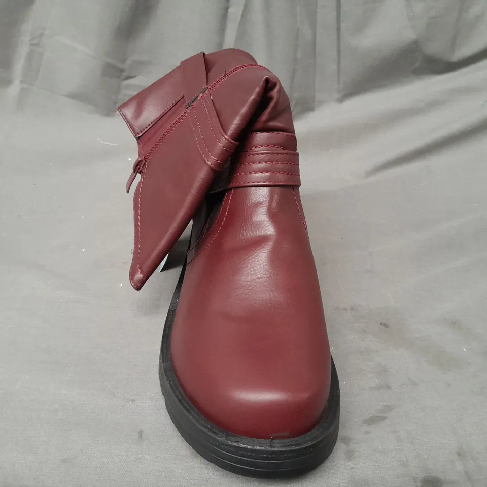 BOXED PAIR OF AJVANI ANKLE BOOTS IN DARK RED SIZE 7