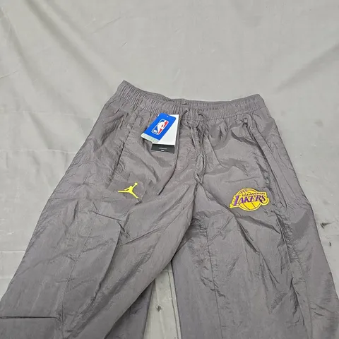 JORDAN BRAND MEN'S TRACK PANTS – GREY, LAKERS LOGO & JUMPMAN EMBLEM, SIZE M