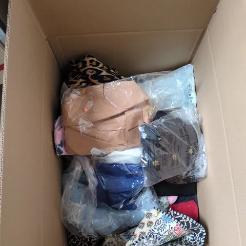 BOX OF APPROXIMATELY 14 ASSORTED CLOTHING ITEMS TO INCLUDE: 4X SOCKSTACK SOCKS 