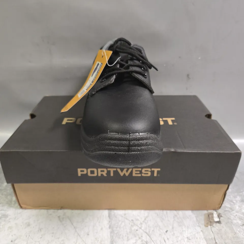 BOXED PAIR OF PORTWEST SAFETY SHOES IN BLACK SIZE UK 7