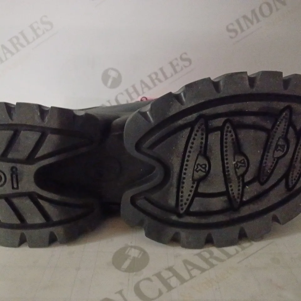 BOXED PAIR OF KOIS WOMEN'S THE GLOOMYBEAR VILUN TRAINERS SIZE 6