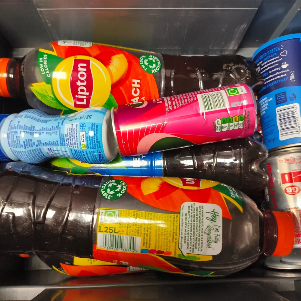 APPROXIMATELY 8 ASSORTED FOOD & DRINK ITEMS TO INCLUDE LIPTON PEACH TEA, DIET COKE, TRUESTART DECAF INSTANT COFFEE, ETC - COLLECTION ONLY