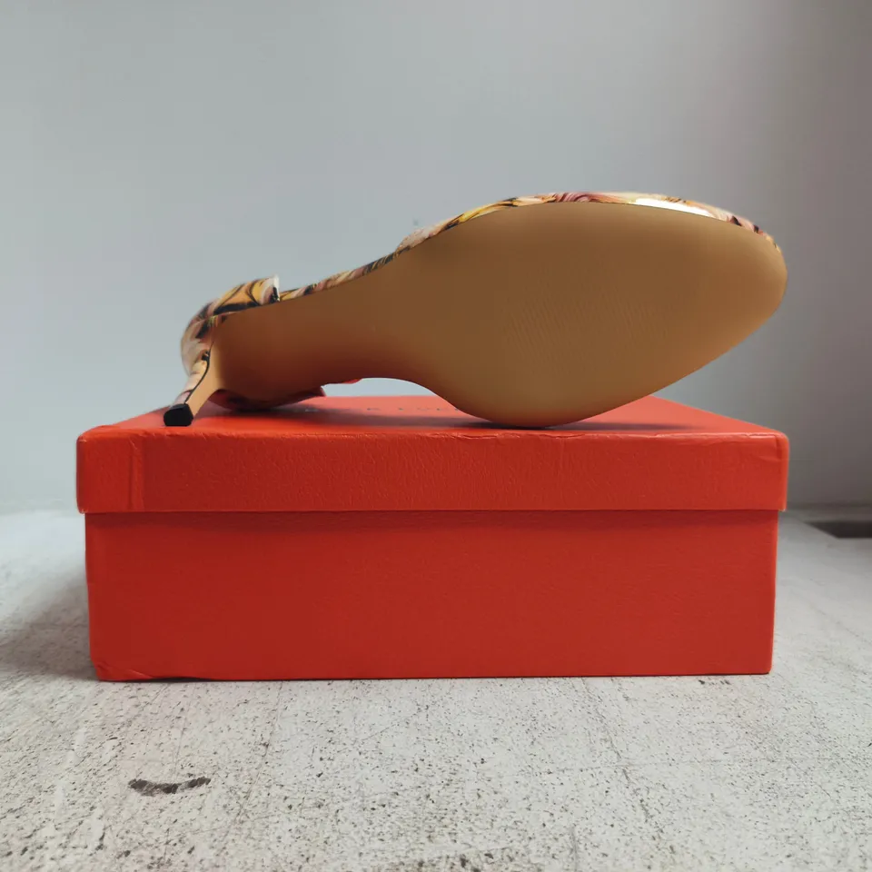 BOXED PAIR OF UNBRANDED CLOSED TOE MID STILETTO HEEL SHOES IN YELLOW/PINK/BLACK SWIRL SIZE EU 43