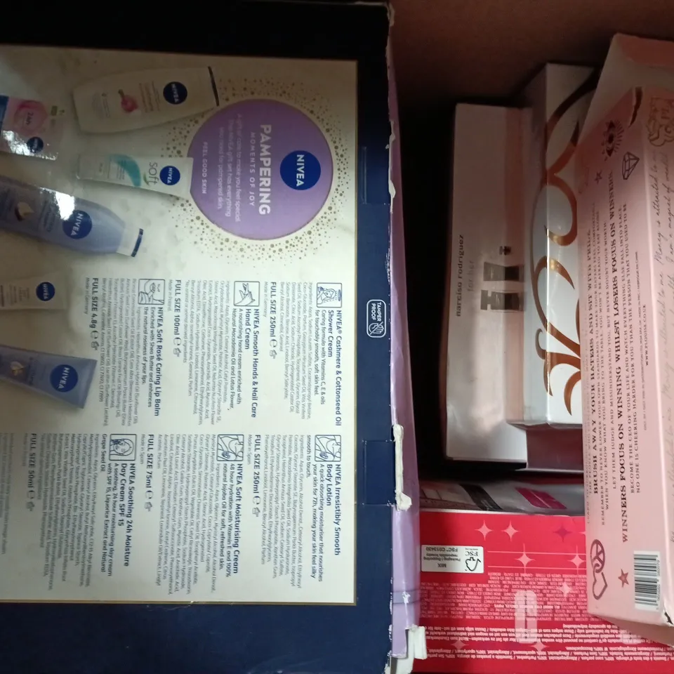BOX OF APPROXIMATELY 10 ASSORTED GIFT SETS AND COSMETIC ITEMS TO INCLUDE NO7, LYNX, ETC - COLLECTION ONLY