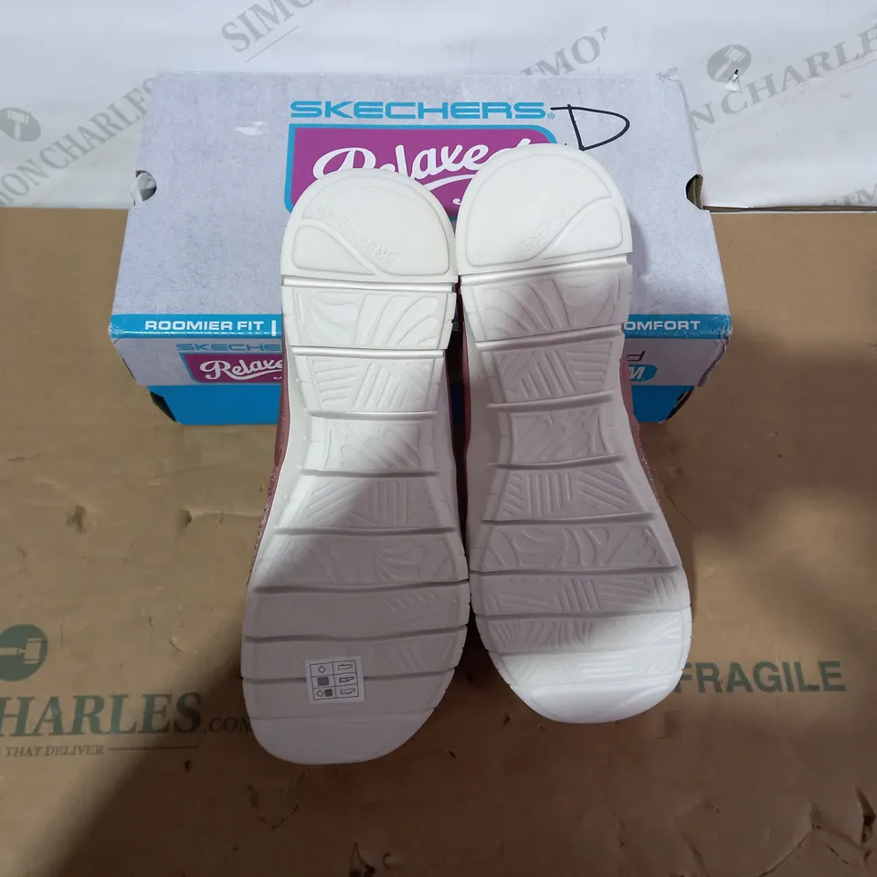 BOXED PAIR OF SKECHERS SHOES- SIZE 7
