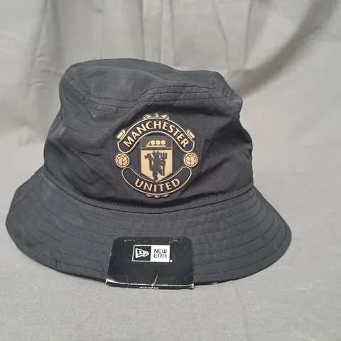 NEW ERA MANCHESTER UNITED BUCKET HAT IN BLACK SIZE SMALL