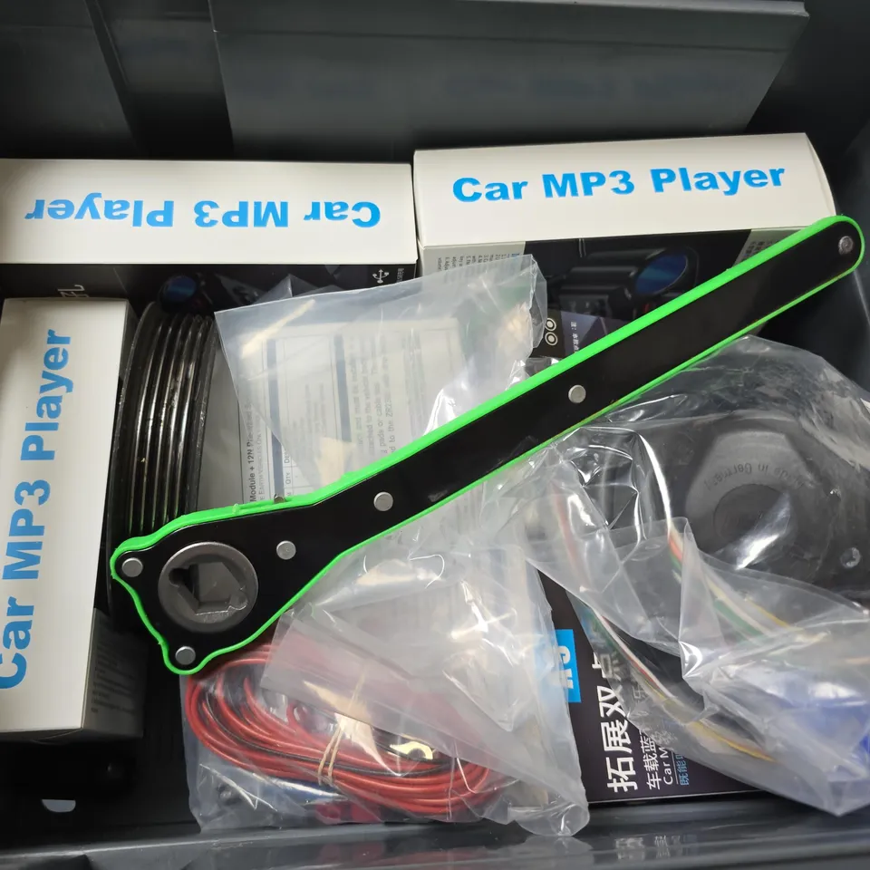 APPROXIMATELY 8 ASSORTED VEHICLE PARTS & ACCESSORIES TO INCLUDE CAR MP3 PLAYER, WIRING KIT, ETC