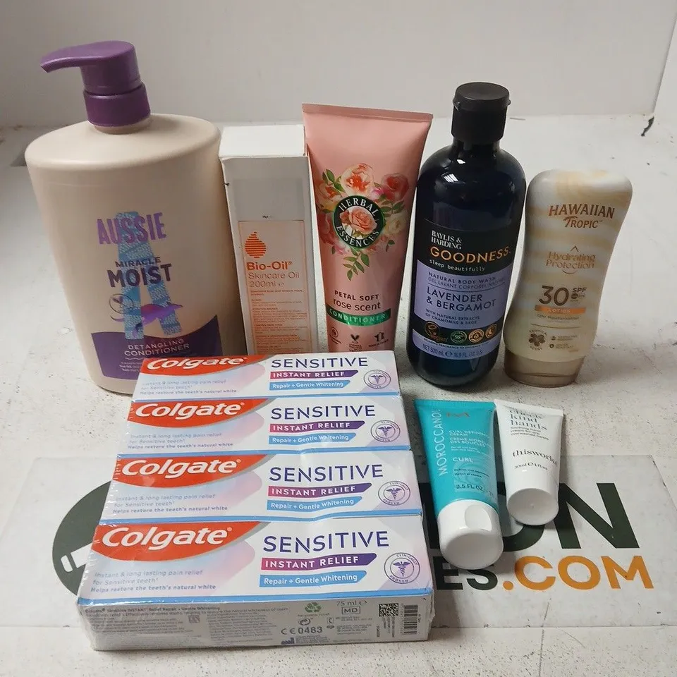 APPROX 12 ASSORTED BEAUTY PRODUCTS TO INCLUDE AUSSIE CONDITIONER, BIO-OIL HERBAL ESSENCE CONDITIONER, ETC