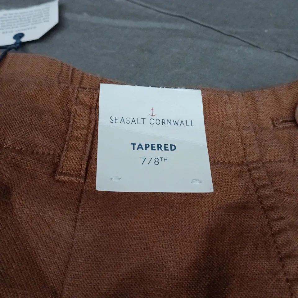 SEASALT CORNWALL TAPERED TROUSERS IN BROWN – UK 14, 7/8 LENGTH